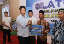 rwead news – Perwakilan RT RW di Nongsa Hadiri Penyerahan Insentif Walikota Batam HM Rudi saat bersama perwakilan RT RW di Nongsa. (Foto : abyaqsa ramadan - batamtv.com)