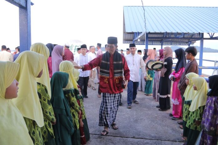 Wakil Walikota Batam, Amsakar Achmad saat tiba di Pulau Sarang Belakang Padang . (Foto : muhammad amin - batamtv.com)