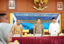 read news – Pemko Batam Gelar Rakor Lintas Sektoral Waspadai Pelaku Teror Sekretaris Daerah Kota Batam Jefridin menghadiri Rapat Koordinasi (Rakor) Lintas Sektoral dalam Rangka Menghadapi Idul Fitri 1444 H/2023 M, Kamis (6/04/2023) di Lantai 3 Gedung Polresta Barelang. (Foto : muhammad amin - batamtv.com)