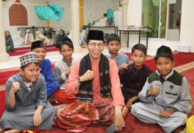 read news – Amsakar Achmad Ajak Umat Amalkan Nilai Alquran Wakil Walikota Batam Amsakar Achmad saat menghadiri peringatan Nuzulul Quran di Masjid Al Muttaqin Sagulung. (Foto : muhammad amin - batamtv.com)