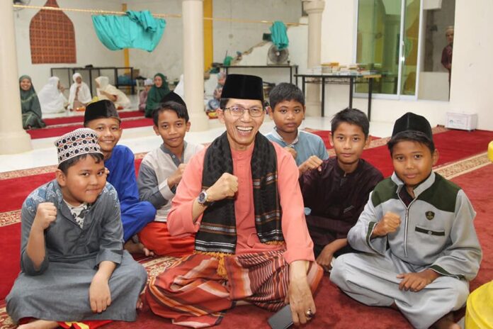 (Foto : muhammad amin - batamtv.com) Wakil Walikota Batam Amsakar Achmad saat menghadiri peringatan Nuzulul Quran di Masjid Al Muttaqin Sagulung. (Foto : muhammad amin - batamtv.com)