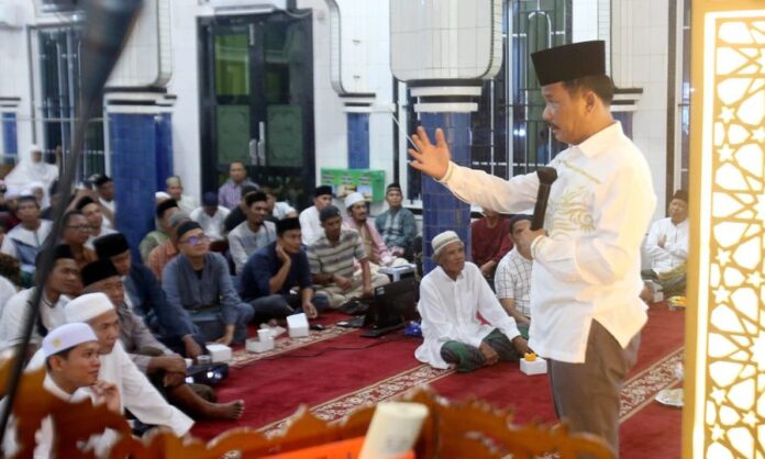 Walikota Batam HM Rudi saat Safari Ramadan di Masjid Jami' Kelana Jaya dan Masjid Istiqomah Kecamatan Bengkong, Sabtu (8/4/2023).  (Foto : muhammad amin - batamtv.com)
