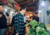 read news – Pertengahan Ramadan, Pemko Batam Pantau Harga Bapok di Pasar Wakil Walikota Batam Amsakar Achmad (baju kotak) saat mengecek perkembangan harga di beberapa pasar di Batam . (Foto : muhammad amin - batajmtv.com)