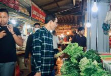 read news – Pertengahan Ramadan, Pemko Batam Pantau Harga Bapok di Pasar Wakil Walikota Batam Amsakar Achmad (baju kotak) saat mengecek perkembangan harga di beberapa pasar di Batam . (Foto : muhammad amin - batajmtv.com)