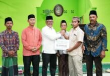 read news – Sebabkan Banjir, Warga Batam Diingatkan Buang Sampah pada Tempatnya Setdako Batam Jeridin menyerahkan sejumlah bantuan untuk perbaikan masjid Al Mukhlisin. Bantuan senilai Rp 50 juta ini diharapkannya dapat bermanfaat untuk kelanjutan pembangunan masjid tersebut. (Foto abyaqsa ramadan - batamtv.com)
