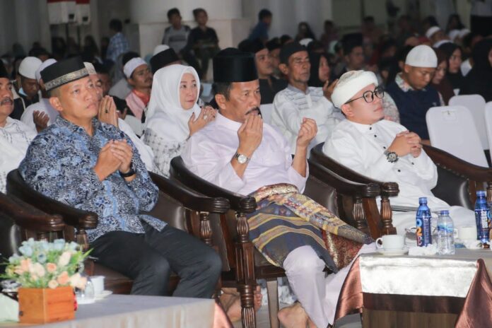 Walikota Batam HM Rudi saat menghadiri perigatan Malam Nuzulul Alquran di Masjid Sultan Mahmud Riayat Syah. (Foto : abyaqsa ramadan- batamtv.com)