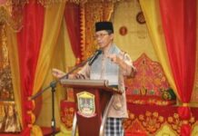 read news -Keluarga Selingsing Berbagi dengan Yatim Piatu, Lansia dan Kaum Duafa Wakil Walikota Batam Amsakar Acahmad saat menghadiri acara pekumpulan Selingsing. (Foto : abyaqsa ramadan - batamtv.com)