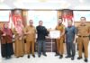 read news – Pemko Batam Upayakan Pendataan Regsosek oleh Badan Pusat Statistik Akurat dan Benar Setdako Batam, Jefridin saat Rapat Persiapan Forum Konsultasi Publik (FKP) Registrasi Sosial Ekonomi (Regsosek) Kota Batam Tahun 2023, di Aula Engku Hamidah Lt.4, Kantor Wali Kota, Senin (10/4/2023). (Foto : muhammad amin - batamtv.com)