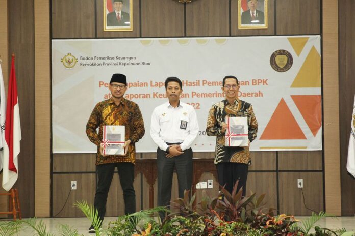 Wakil Walikota Batam Amsakar Achmad (kanan) saat menerima WTP untuk yang ke 11 kalinya. (Foto : muhammad amin - batamtv.com)