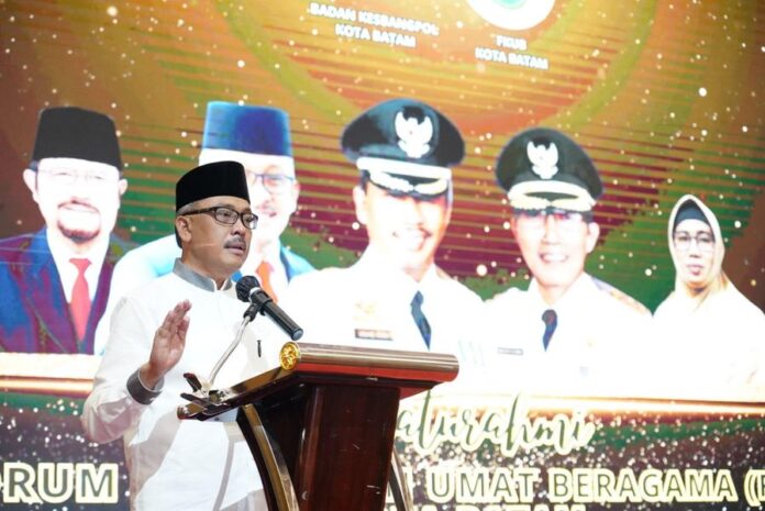 Setdako Batam saat memberikan sambutan dalam Silaturahmi Forum Kerukunan Umat Beragama (FKUB) Kota Batam, dengan Tokoh Agama se-Kota Batam, digelar  di Swiss Belhotel, Harbourbay Batam, Senin (10/4/2023) (Foto : muhammad amin - batamtv.com)