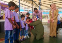 read news – Peningkatan Mutu Pendidikan PAUD, Marlin: Guru-guru Harus Ikut Pelatihan Bunda PAUD Kota Batam Marlin Agustina (duduk jongkok) saat mengunjungi Sekolah Kalam Kudus, di Perumahan Duta Mas, Kota Batam, Selasa (11/4). (Foto : muhammad amin - batamtv.com)