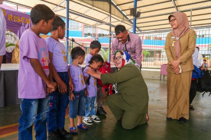 Bunda PAUD Kota Batam Marlin Agustina (duduk jongkok) saat mengunjungi  Sekolah Kalam Kudus, di Perumahan Duta Mas, Kota Batam, Selasa (11/4). (Foto : muhammad amin - batamtv.com)