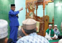 read news – Jamaah Masjid Al Ikhlas Plamo Garden Gelar Tarawih Sekretaris Daerah Kota Batam, Jefridin, M. Pd berkesempatan bertemu langsung sekaligus Shalat Tarawih, bersama jamaah Masjid Al-Ikhlas Plamo Garden, pada Safari Ramadan di Komplek Plamo Garden Baloi Permai, Kecamatan Batam Kota, Kamis (13/4/2023). (Foto : muhammad amin - batamtv.com)