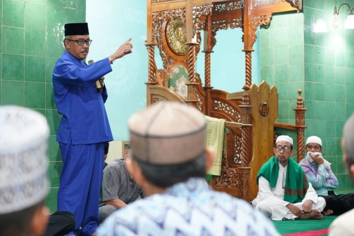 Sekretaris Daerah Kota Batam, Jefridin, M. Pd berkesempatan bertemu langsung sekaligus Shalat Tarawih, bersama jamaah Masjid Al-Ikhlas Plamo Garden, pada Safari Ramadan di Komplek Plamo Garden Baloi Permai, Kecamatan Batam Kota, Kamis (13/4/2023). (Foto : muhammad amin - batamtv.com)