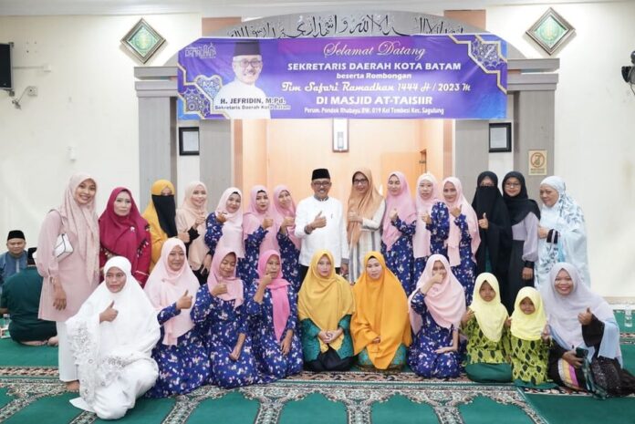 Setdako Batam, Jefridin saat bersama ibu Majelis Taklim Masjid At Taisiir Tembesi. (Foto : abyaqsa ramadan - batamtv.com)