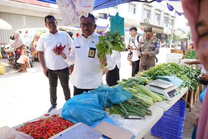 Setdako Batam saat mengecek langsung pelaksanaan pasar murah di Batuaji dan Sagulung . (Foto : muhammad amin - batamtv.com)