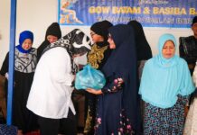 read news – Komunitas Basiba Batam Gelar Santunan Anak Yatim Wagub Kepri , Malrin Agustina saat menyerahkan bantuan di acara Tausiyah dan Berbagi Santunan Anak Yatim bersama Basiba Kota Batam. (Foto : abyaqsa ramadan - batamtv.com)