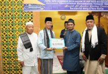 read news – Amsakar Achmad Dengar Keluhan Warga Kapling Sambau Safari Ramadan di Masjid Al Ansor Kavling Sambau, Nongsa, Rabu (12/4/2023), dihadiri langsung Wakil Walikota Batam, Amsakar Achmad. (Foto : abyaqsa ramadan - batamtv.com)