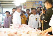 read news – Tekan Harga di Pasaran, Pemko Batam Mulai Operasikan Pasar Murah Setdako Batam Jefridin mengatakan Operasi Pasar Murah dimulai Rabu (12/04/2023) jelang Idul Fitri 1444 Hijriah dimulai pukul 09.00 Wib. Lokasi pertama tempat digelarnya Operasi Pasar Murah ini yakni di Kecamatan Sagulung dan Batuaji. (Foto : abyaqsa ramadan - batamtv.com)