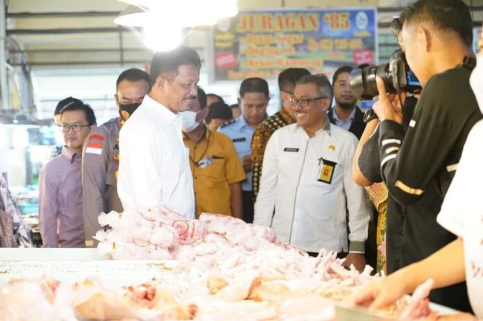 (Foto : abyaqsa ramadan - batamtv.com) Setdako Batam Jefridin mengatakan Operasi Pasar Murah dimulai Rabu (12/04/2023) jelang Idul Fitri 1444 Hijriah dimulai pukul 09.00 Wib. Lokasi pertama tempat digelarnya Operasi Pasar Murah ini yakni di Kecamatan Sagulung dan Batuaji. (Foto : abyaqsa ramadan - batamtv.com)