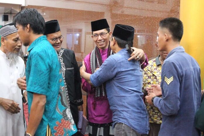 Wakil Wali Kota Batam Amsakar Achmad menghadiri safari Ramadan di Masjid Ar Rahman Komplek Baloi Kusuma Indah Batu Selicin, Lubuk Baja, Selasa (11/4/2023). Di sana, Amsakar menyinggung pentingnya membangun kesadaran kolektif. (Foto : abyaqsa ramadan - batamtv.com)