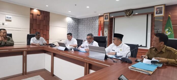 Rapat Pembahasan terkait Pawai Takbir dan Lomba Kendaraan Hias ini dibuka oleh Jefridin, M. Pd. Sekretaris Daerah Kota Batam.  Peserta Pawai Takbir nantinya akan dilepas oleh Wali Kota Batam, Muhammad Rudi. (Foto : muhammad amin - batamtv.com)