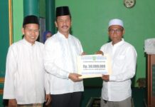 read news – Walikota Batam HM Rudi Minta Warga Sagulung Support Pembangunan Walikota Batam HM Rudi di depan Jamaah Safari Ramadan di Masjid Jami’ Al Amin dan Masjid Aminah di Kecamatan Sagulung, Selasa (11/4/2023) memberikan bantuan. (Foto : muhammad amin - batamtv.com)