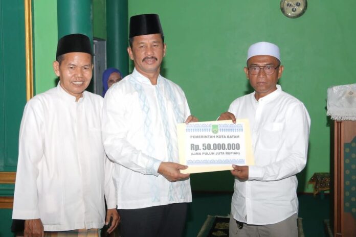 Walikota Batam HM Rudi di depan Jamaah Safari Ramadan di Masjid Jami’ Al Amin dan Masjid Aminah di Kecamatan Sagulung, Selasa (11/4/2023) memberikan  bantuan. (Foto : muhammad amin - batamtv.com)