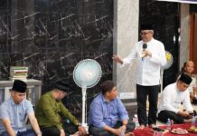 read news – Masjid Bertuah Patam Lestari jadi Tuan Rumah Safari Ramadan Setdako Batam Jefridin saat berada di Masjid Al Ikhlas, Perumahan Tiban Riau Bertuah 2, Kelurahan Patam Lestari, Kecamatan Sekupang yang dijadikan lokasi pelaksanaan Safari Ramadan Pemko Batam, Selasa (11/4/2023). (Foto : abyaqsa ramadan - batamtv.com)