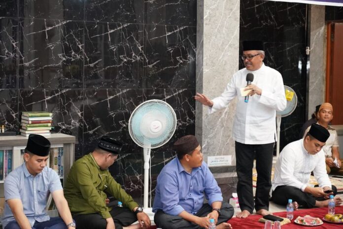 Setdako Batam Jefridin saat berada di Masjid Al Ikhlas, Perumahan Tiban Riau Bertuah 2, Kelurahan Patam Lestari, Kecamatan Sekupang yang dijadikan lokasi pelaksanaan Safari Ramadan  Pemko Batam, Selasa (11/4/2023). (Foto : abyaqsa ramadan - batamtv.com)