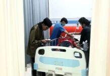 read news – Amsakar Achmad Boyong Korban Lakalantas ke Rumahsakit