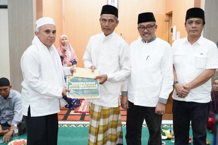 (Foto : abyaqsa ramadan - batamtv.com) Setdako Batam Jefridin (kedua dari kanan) saay di Masjid At Taissir (Foto : abyaqsa ramadan - batamtv.com)