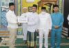 read news – Warga Nongsa Apresiasi Wako dalam Membangun Kota Batam Walikota Batam HM Rudi saat menyerahkan bantuan ke masjid. (Foto : abyaqsa ramadan - batamtv.com)