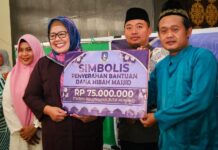 read news – Marlin Agustina Safari Ramadan di Tiban Indah Wakil Gubernur Hj Marlin Agustina Rudi saat menyerahkan bantuan di Masjid Ar Rahman, Perum Taman Harapan Indah, Sekupang, Batam, Jumat (14/4) pagi. (Foto : muhammad amin - batamtv.com)