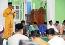 read news – Pemko Batam Hibahkan Dana Pembangunan Masjid Al Amin Bengkong Setdako Batam Jefridin bersilaturahmi sekaligus shalat terawih berjamaah di Masjid Al-Amin, Tanjungbuntung Blok B No.88, Kecamatan Bengkong, pada Jumat (14/4/2023). (Foto : abyaqsa ramadan - batamtv.com)