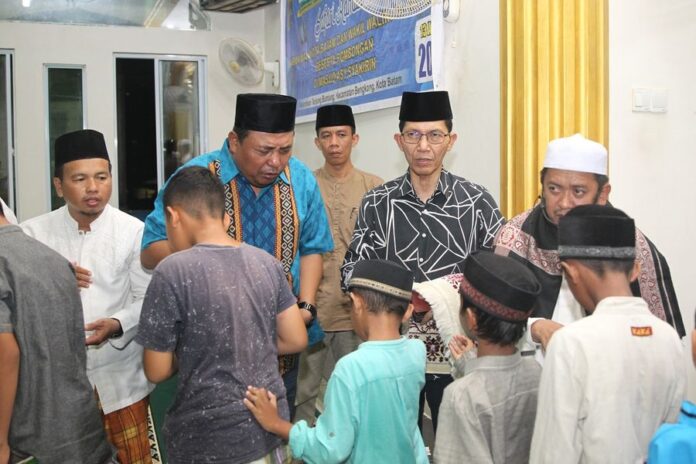 Wakil Wali Kota Batam Amsakar Achmad dan rombongan Pemerintah Kota (Pemko) Batam menyambangi Masjid Asy Syakirin, Bengkong Sulawesi, Tanjungbuntung, Kecamatan Bengkong, Kamis (14/4/2023) malam. (Foto : muhammad amin - batamtv.com)