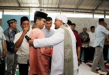 read news – Amsakar Achmad: Silaturahmi Sembari Serap Aspirasi Wakil Walikota Batam Amsakar Achmad dan rombongan Safari Ramadhan di Masjid Al-Ikhlas, Jalan Trans Barelang Perumahan Griya Laguna Mas, Sagulung, Minggu (16/4) malam. (Foto : abyaqsa ramadan - batamtv.com)