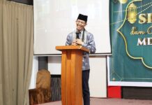 read news – Keluarga Besar (KAHmI) Kota Batam dan HmI Kota Batam Gelar Silaturahmi Wakil Walikota Batam Amsakar Achmad saat menghadiri acara Keluarga besar Korps Alumni Himpunan Mahasiswa Islam (KAHmI) Kota Batam dan HmI Kota Batam bersilaturahmi, Selasa (18/4/2023). (Foto : abyaqsa ramadan - batamtv.com)
