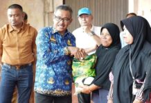 read news – Warga Galang Terima Bantuan 3500 Paket Beras Setdako Batam Jefridin serahkan bantuan beras kepada warga Galang (Foto : muhammad amin - batamtv.com)