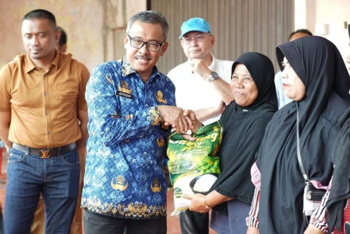 Setdako Batam Jefridin serahkan bantuan beras kepada warga Galang (Foto : muhammad amin - batamtv.com)