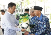 read news – HM Rudi Salurkan Bantuan ke Imam Masjid dan Mubaligh se Batam Walikota Batam, HM Rudi saat menyalurkan bantuan ke imam dan mubaligh Kota Batam di Engku Putri. (Foto : abyaqsa ramadan - batamtv.com)