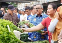 read news – Begini Kondisi Harga Sembako jelang Lebaran di Toss 3000 Setdako Batam, Jefridin saat mengecek harga sayur mayur dan kebutuhan pokok lainnya di Toss 3000. (Foto : muhammad amin- batamtv.com )