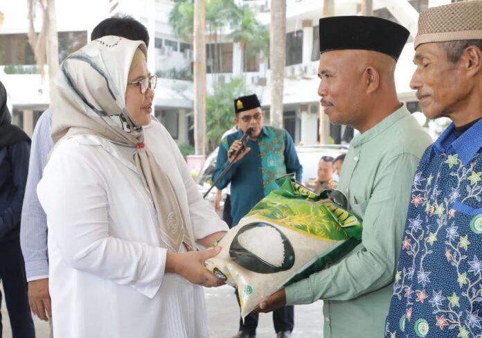 Wagub Kepri Marlin Agustina kepada mubaligh batam dan imam masjid . (Foto : abyaqsa ramadan a- batamtv.com)