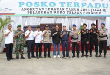read news – Direktur PT Bandara BIB Prekdisi Hari ini Jumlah Penumpang 14.700 Direktur PT Bandara BIB, Pikri Ilham Kurniansyah (keempat dari kiri) mendampingi Wakil Wali Kota Batam Amsakar Achmad saat melakukan peninjauan di dua lokasi mudi di Batam yaitu Bandara Hang Nadim Batam dan Pelabuhan Telagapunggur, Rabu (19/4/2023) pagi. (Foto : muhammad amin - batamtv.com)