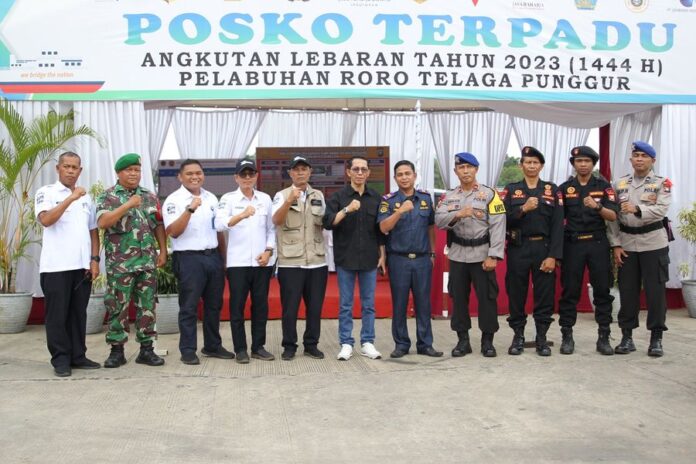 Direktur PT Bandara BIB, Pikri Ilham Kurniansyah (keempat dari kiri) mendampingi Wakil Wali Kota Batam Amsakar Achmad saat melakukan peninjauan di dua lokasi mudi di Batam yaitu  Bandara Hang Nadim Batam dan Pelabuhan Telagapunggur, Rabu (19/4/2023) pagi. (Foto : muhammad amin - batamtv.com)