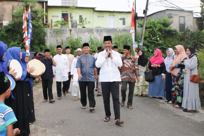 Walikota Batam HM Rudi saat tiba Musala Nurul Huda di Bukit Indah Punggur dan di Masjid Darussalam Kaveling Danau Indah Punggur. Nongsa. (Foto : abyaqsa ramadan - batamtv.com)