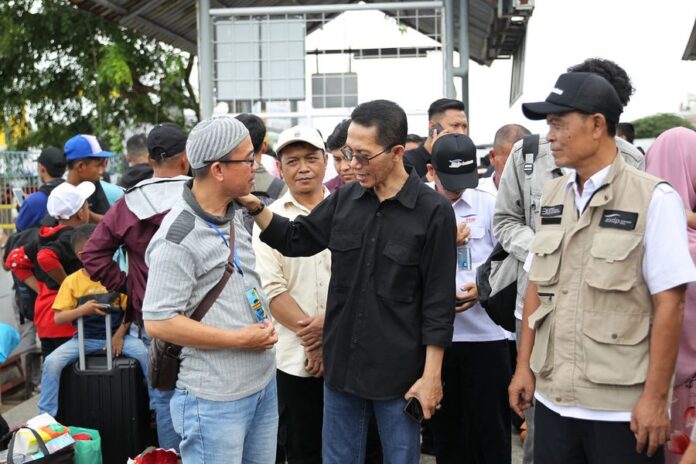. (Foto: abyaqsa ramadan - batamtv.com) Wakil Walikota Batam Amsakar Achmad saat mengecek langsung di Pelabuhan Punggur dan Bandara Hang Nadim . (Foto: abyaqsa ramadan - batamtv.com)