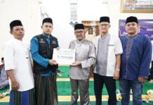 read news – Setdako Batam Sambangi Warga di Masjid Nurul Hijrah Setdako Batam , Jefridin (tengah) saat menyerahkan bantuan ke masjid Nurul Hijrah . (Foto : muhammad amin - batamtv.com)
