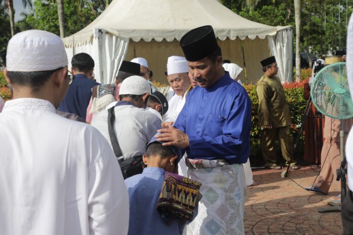 Walikota Batam HM Rudi saat usai melaksanakan salat Idul Fitri bersalam salaman dengan Jamaah. (Foto : muhammad amin - batamtv.com)