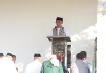 read news- Amsakar Achmad Salat Idul Fitri di Masjid Darul Gufron Sagulung Wakil Wali Kota Batam Amsakar Achmad bersama Ketua 1 TP PKK Kota Batam Erlita Sari Amsakar menunaikan Salat Idul Fitri 1444 Hijriah bersama masyarakat di Masjid Darul Gufron Sagulung, (22/4/2023). (Foto : abyaqsa ramadan - batamtv.com)